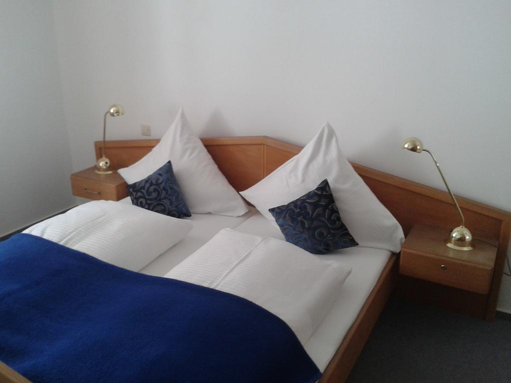 Forst'S Landhaus Hotel Riedenburg Room photo